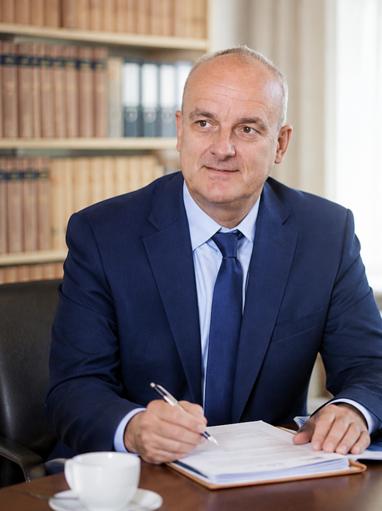 Henrik Gatze am Schreibtisch